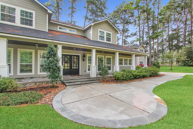 view of front of house with covered porch and a front lawn