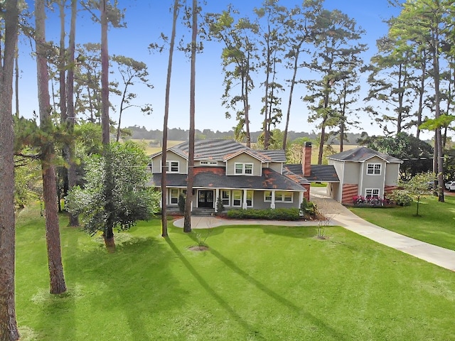 view of front facade featuring a front lawn