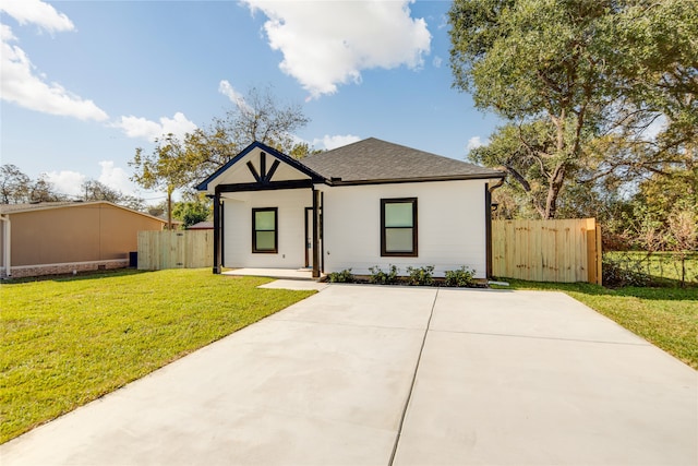 view of front of home featuring a front lawn