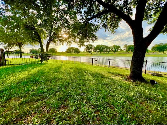 view of yard featuring a water view