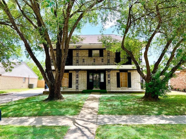 view of front of property featuring a front yard