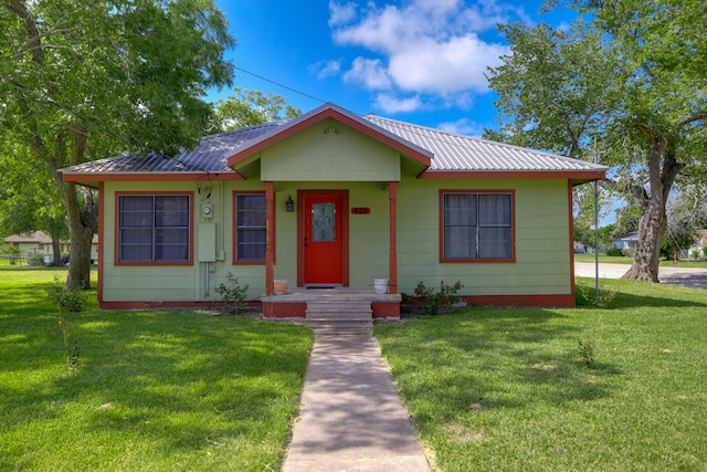 view of front of home featuring a front yard