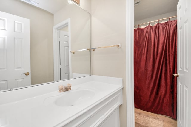 bathroom featuring a shower with shower curtain and vanity