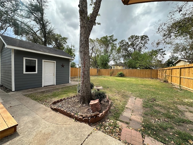 view of yard featuring an outdoor structure