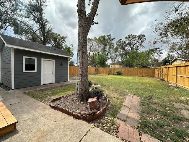6811 Roswell St, Houston, TX 77022 - view of yard with an outbuilding