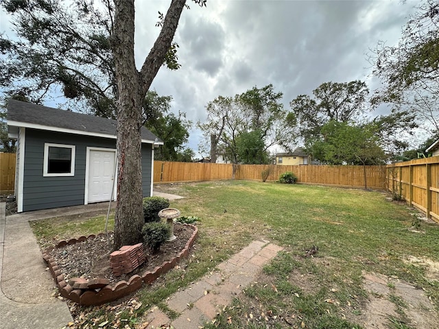 6811 Roswell St, Houston, TX 77022 - view of yard featuring an outbuilding