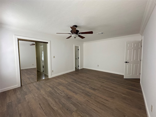 spare room with a textured ceiling, dark hardwood / wood-style flooring, ceiling fan, and ornamental molding