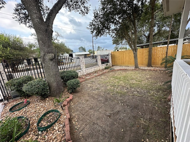 6811 Roswell St, Houston, TX 77022 - view of fenced yard
