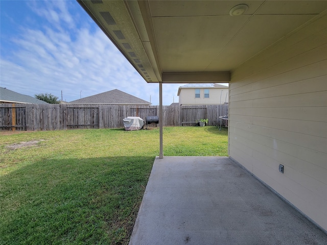 view of yard featuring a patio area