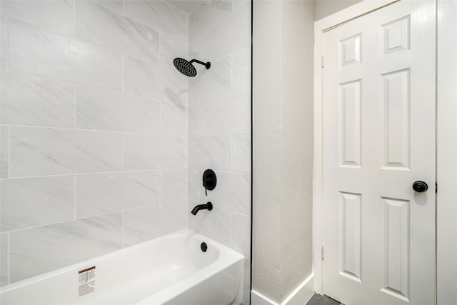 bathroom featuring tiled shower / bath