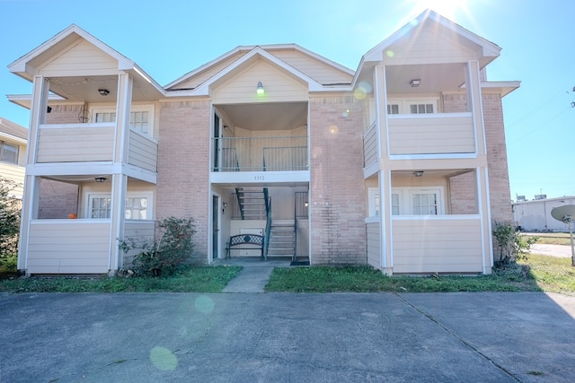 townhome / multi-family property featuring a balcony