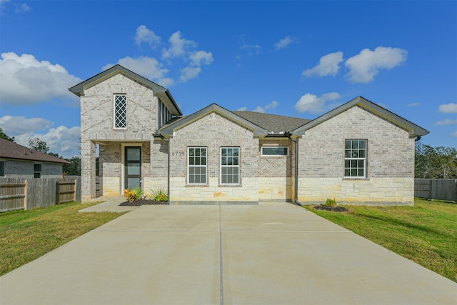 view of front of home featuring a front yard