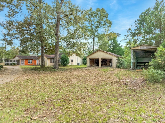 view of yard with an outbuilding