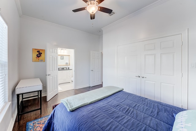 bedroom featuring a closet, dark hardwood / wood-style floors, ceiling fan, and crown molding