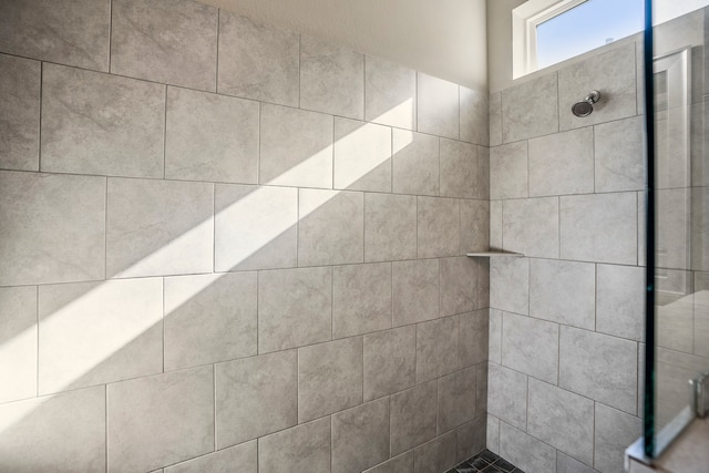 bathroom featuring a tile shower