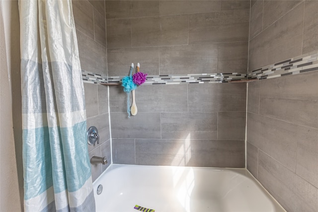 bathroom with shower / tub combo