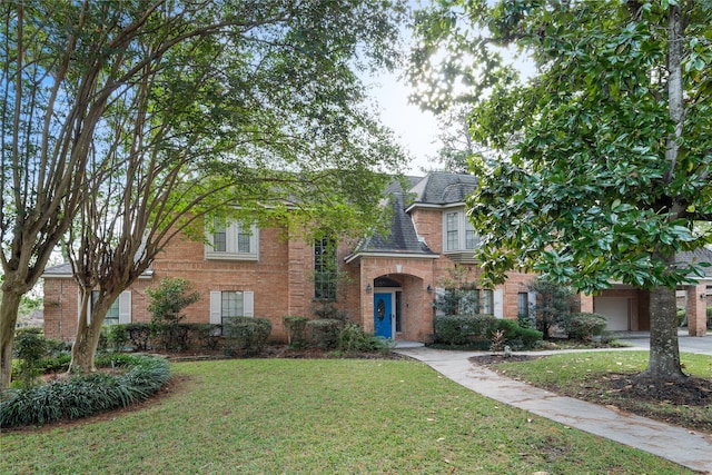 view of front of home featuring a front lawn