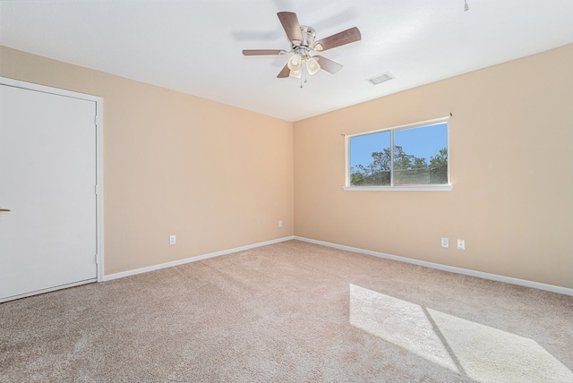 carpeted empty room featuring ceiling fan