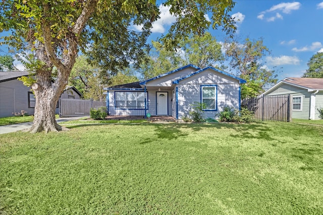 single story home featuring a front lawn