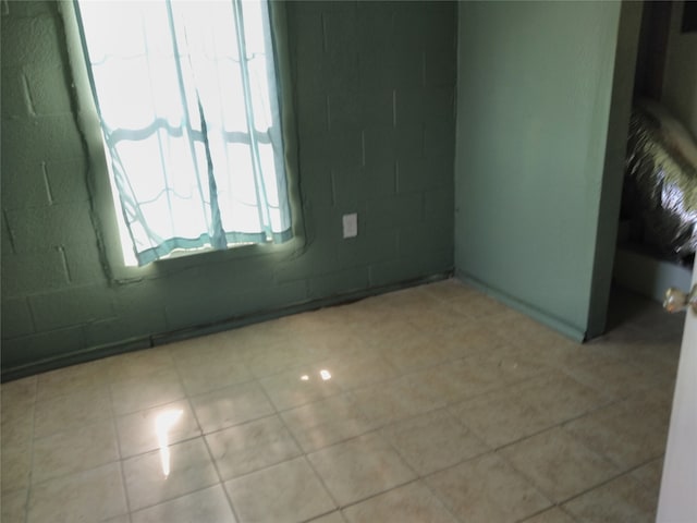 spare room featuring light tile patterned flooring