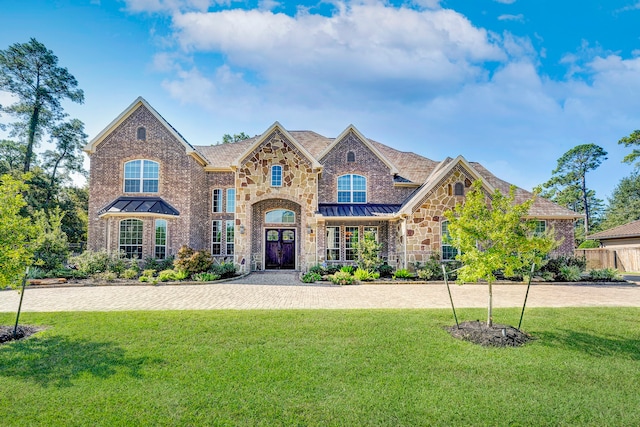 view of front of house featuring a front lawn