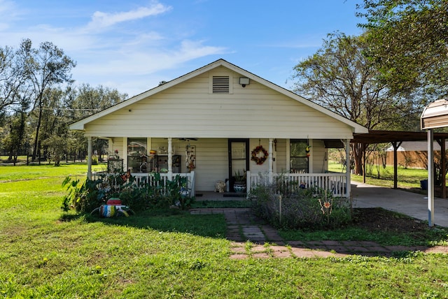 view of front facade with a front lawn, a porch, and a carport