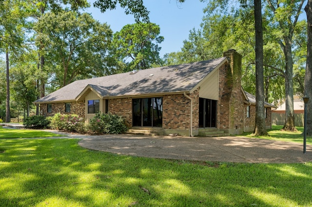 ranch-style home with a front yard