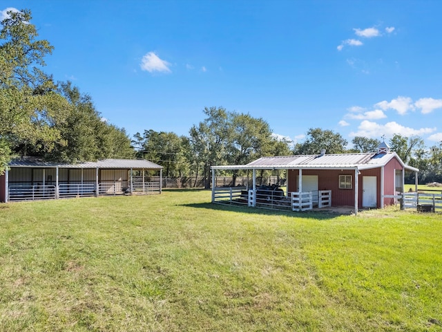 view of yard with an outdoor structure