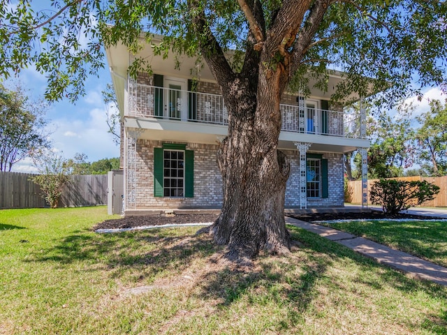 view of front of property featuring a front lawn