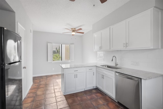 kitchen with backsplash, sink, kitchen peninsula, appliances with stainless steel finishes, and white cabinetry