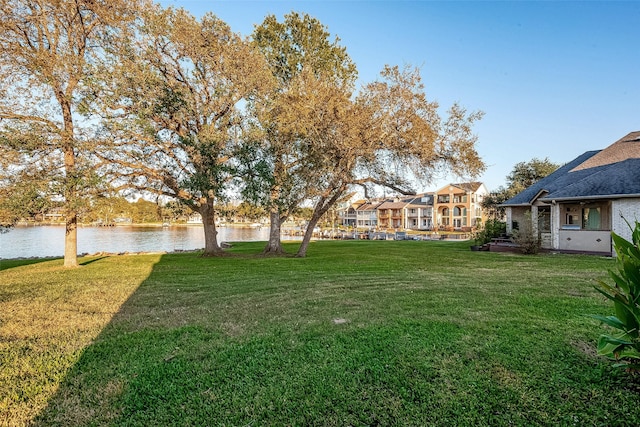 view of yard featuring a water view