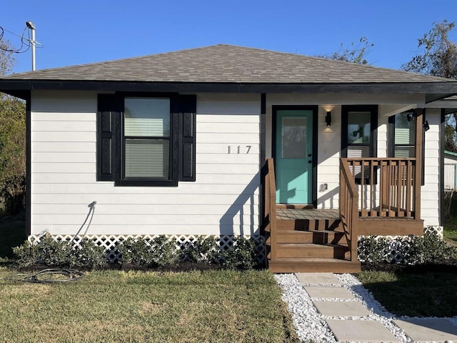 view of front of house featuring a front lawn