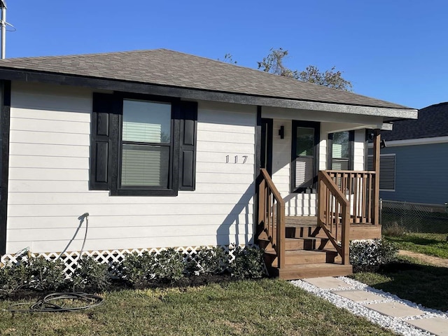 view of front of house featuring a front lawn