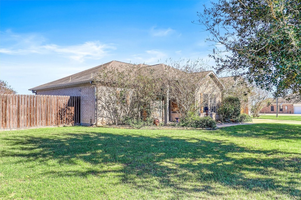 view of front of home featuring a front yard