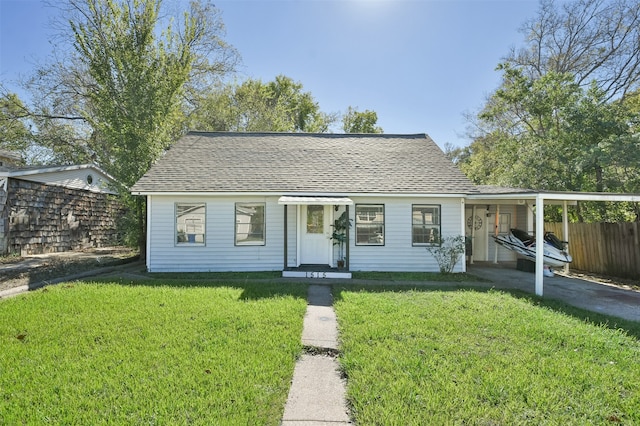 view of front of property featuring a carport and a front yard