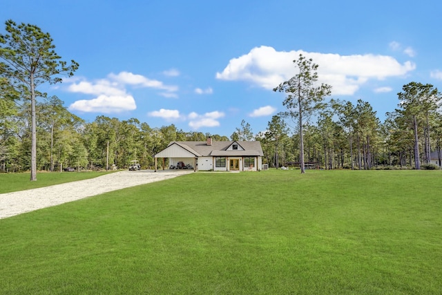 view of front of property featuring a front yard