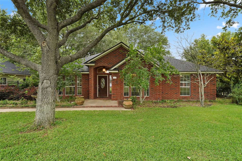 single story home with a front lawn