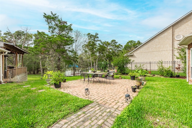 view of yard featuring a patio