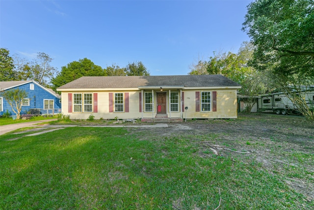 ranch-style home featuring a front lawn