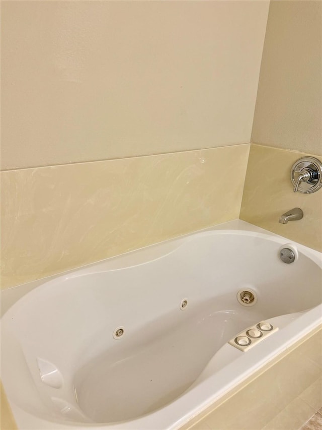113 Cottonwood Rd, Trinity, TX 75862 - full bathroom featuring a jetted tub