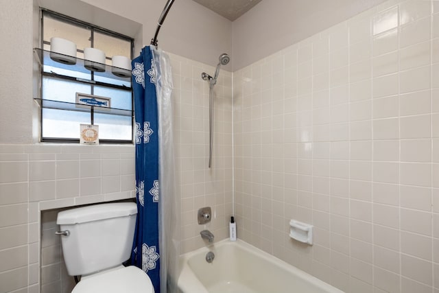 1464 Lakeside Dr W, Canyon Lake, TX 78133 - bathroom featuring toilet, shower / bathtub combination with curtain, and tile walls