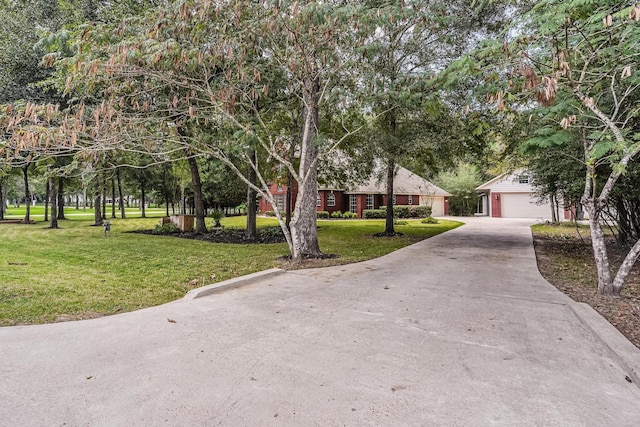 view of front facade featuring a garage, an outdoor structure, and a front yard