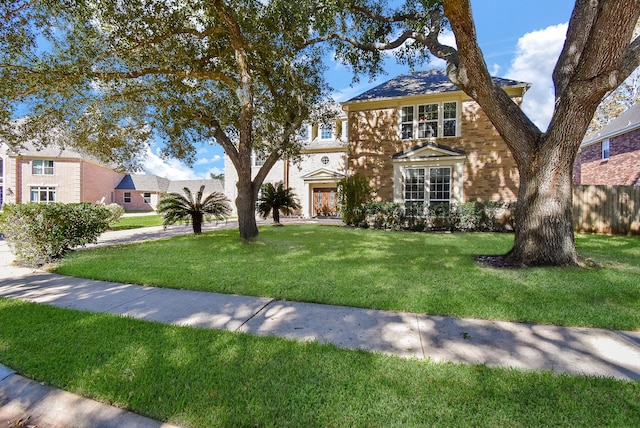 view of front facade featuring a front yard