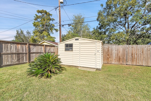 view of yard featuring a storage shed