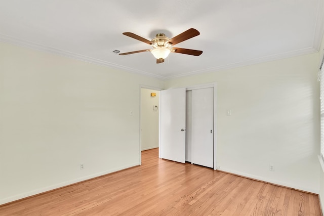 unfurnished room with ceiling fan, light hardwood / wood-style flooring, and ornamental molding