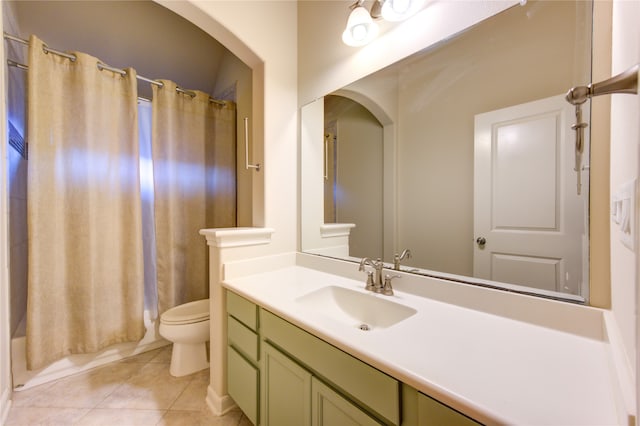 full bathroom featuring tile patterned floors, shower / bath combo with shower curtain, vanity, and toilet