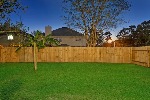 view of yard at dusk