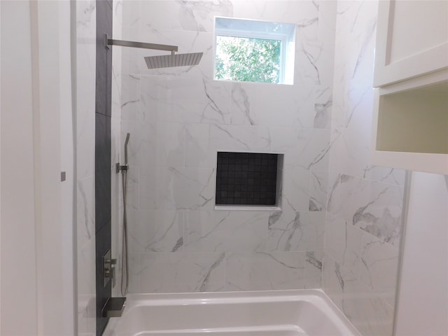 bathroom featuring tiled shower / bath