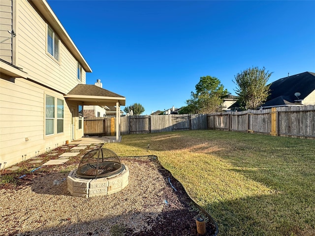 view of yard featuring a fire pit