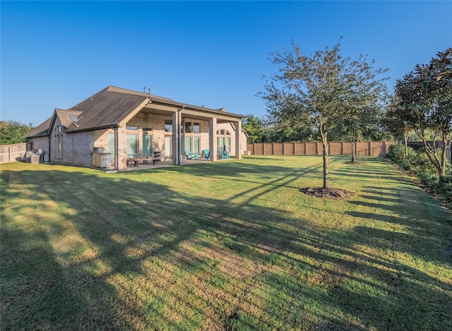 view of yard featuring a patio area